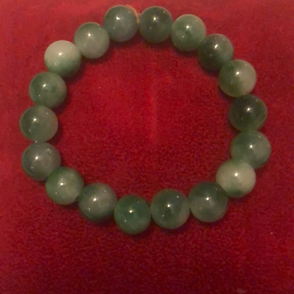 Green jade beaded bracelet